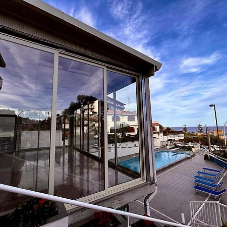 Hotel Lachea Ачи-Трецца Екстер'єр фото